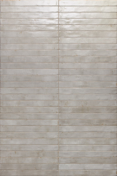 Dettaglio posato piastrella per pavimento e rivestimento in gres porcellanato effetto mattoncino lucido 4.8x45 cm della collezione Colors Brick, colore Light Grey di Ceramica Rondine