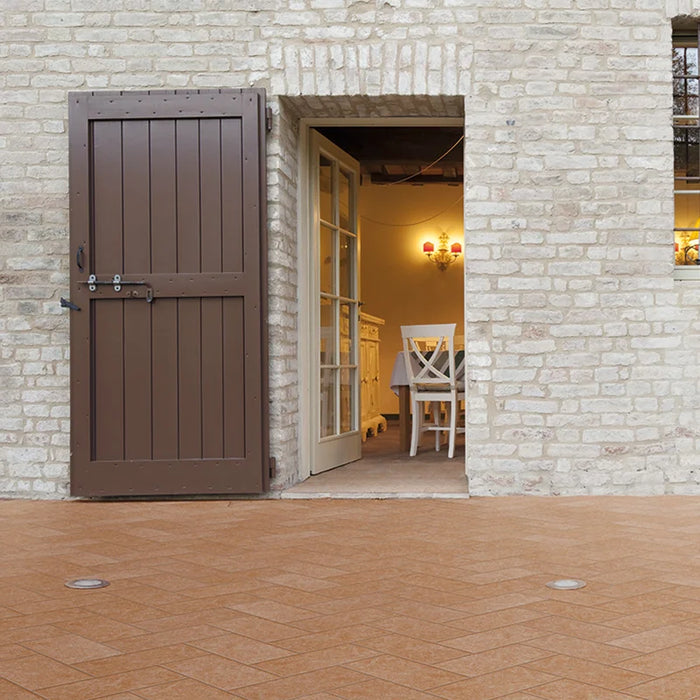 Dettaglio pavimento in gres porcellanato effetto cotto della collezione Lathemar di Alfalux, formato 15x30 cm, colore Cotto