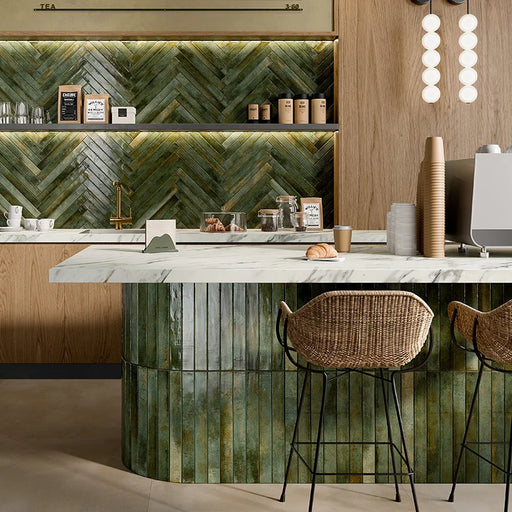 Cucina moderna con rivestimento in gres porcellanato effetto mattoncino lucido della collezione Life di Ceramica Rondine, formato 4.8x45 cm, colore Dark Green