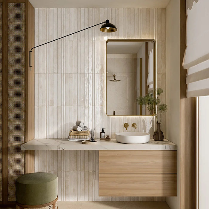Bagno con mobile in legno e piano in marmo, rivestimento in gres porcellanato effetto mattoncino lucido a rilievo della collezione Life di Ceramica Rondine, formato 4.8x45 cm, colore 3D Slide Ivory