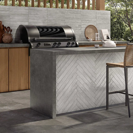 Zona esterna con barbeque e rivestimento in gres porcellanato effetto mattoncino lucido della collezione Life di Ceramica Rondine, formato 4.8x45 cm, colore Light Grey