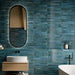 Bagno moderno con lavabo sospeso e rivestimento in gres porcellanato effetto mattoncino lucido della collezione Life di Ceramica Rondine, formato 4.8x45 cm, colore Petrol