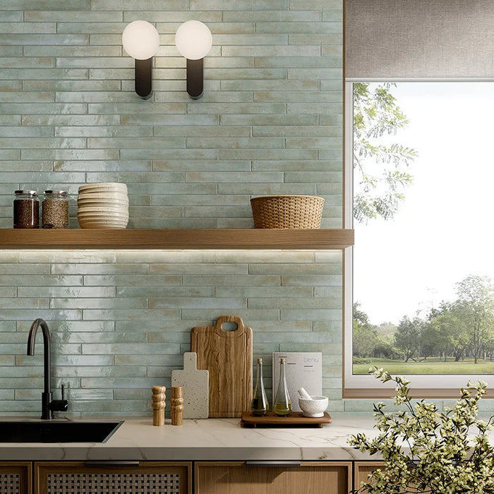 Cucina in legno con ripiano in marmo bianco, rivestimento in gres porcellanato effetto mattoncino lucido della collezione Life di Ceramica Rondine, formato 4.8x45 cm, colore Turquoise