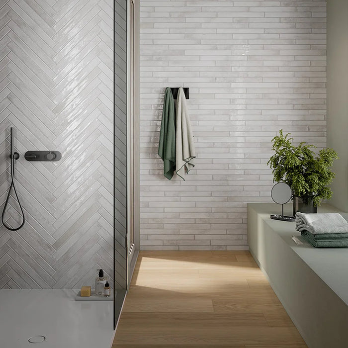 Bagno moderno con rivestimento interno in gres porcellanato effetto mattoncino lucido della collezione Life di Ceramica Rondine, formato 4.8x45 cm, colore White