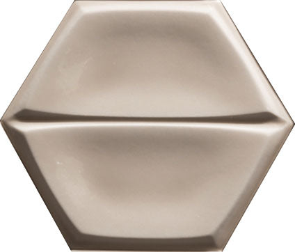 Dettaglio piastrella per rivestimento in ceramica formato esagonale opaco 15,6x18 cm della collezione Magnolia, colore Caramel di Ceramica Settecento