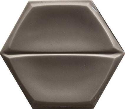 Dettaglio piastrella per rivestimento in ceramica formato esagonale opaco 15,6x18 cm della collezione Magnolia, colore Charcoal di Ceramica Settecento