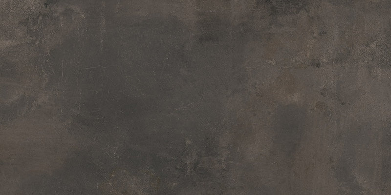 Dettaglio piastrella da pavimento e rivestimento in gres porcellanato effetto cemento industriale della collezione Make di Gardenia Orchidea, formato 60x120, colore Nero Corten