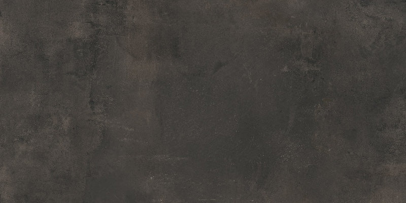 Dettaglio piastrella da pavimento e rivestimento in gres porcellanato effetto cemento industriale della collezione Make di Gardenia Orchidea, formato 60x120, colore Nero Corten