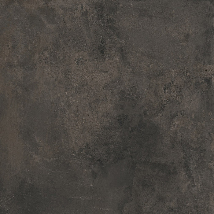 Dettaglio piastrella da pavimento e rivestimento in gres porcellanato effetto cemento industriale della collezione Make di Gardenia Orchidea, formato 80x80, colore Nero Corten