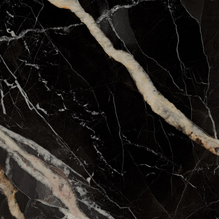 Piastrella per pavimenti e rivestimenti dal design sofisticato ed elegante in gres porcellanato effetto marmo lucido, ideale per ambienti moderni e raffinati. Collezione La Marmoteca di Gardenia Orchidea, formato 120x120 cm, colore Golden Carbon