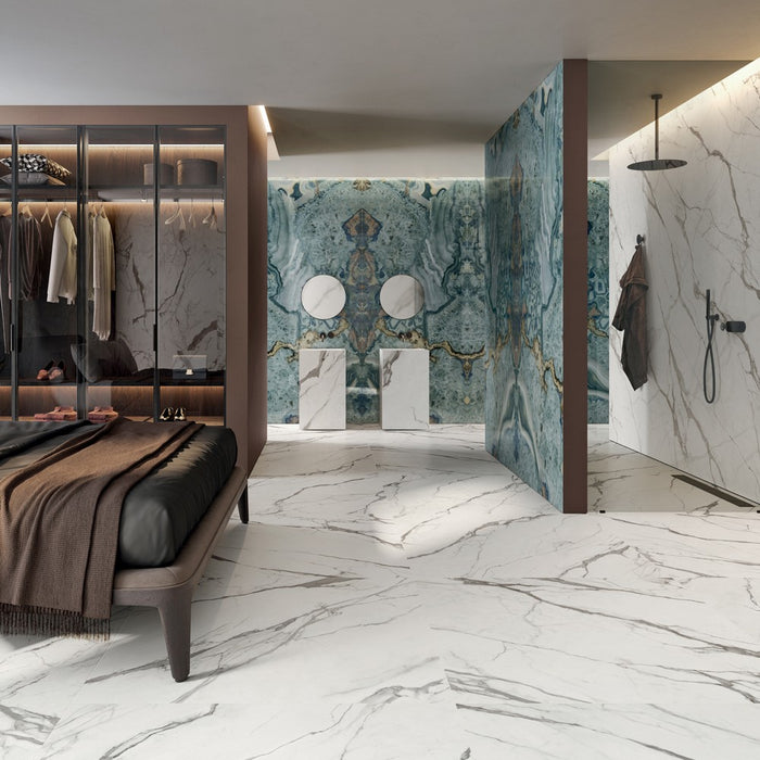 Camera da letto moderna con cabina armadio e bagno, pavimenti e rivestimenti in gres porcellanato effetto marmo opaco, della collezione La Marmoteca di Gardenia Orchidea, formato 60x120 NAT. PTECH, colore Statuario Premium