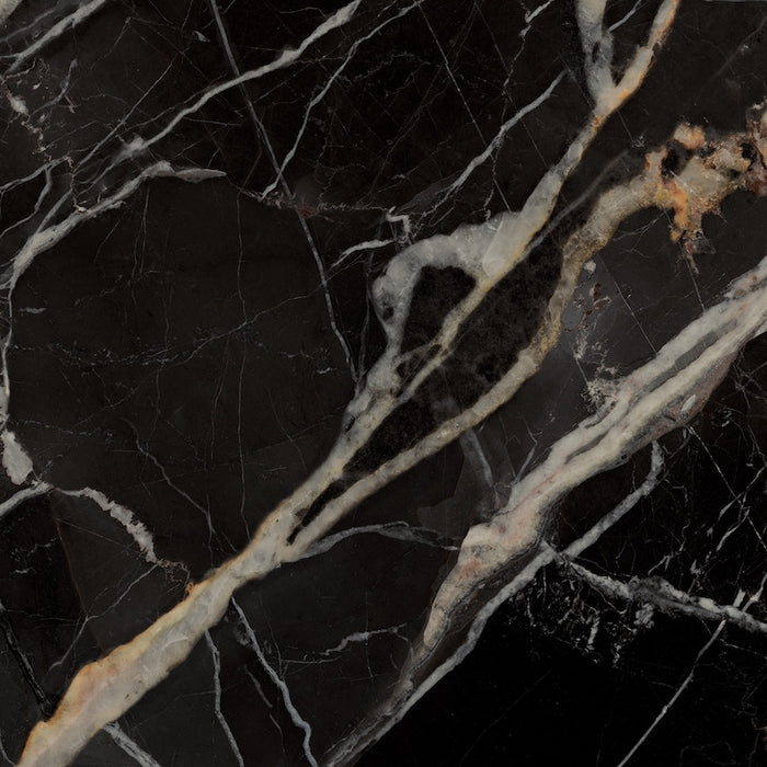 Piastrella per pavimenti e rivestimenti dal design sofisticato ed elegante in gres porcellanato effetto marmo lucido, ideale per ambienti moderni e raffinati. Collezione La Marmoteca di Gardenia Orchidea, formato 120x120 cm, colore Golden Carbon