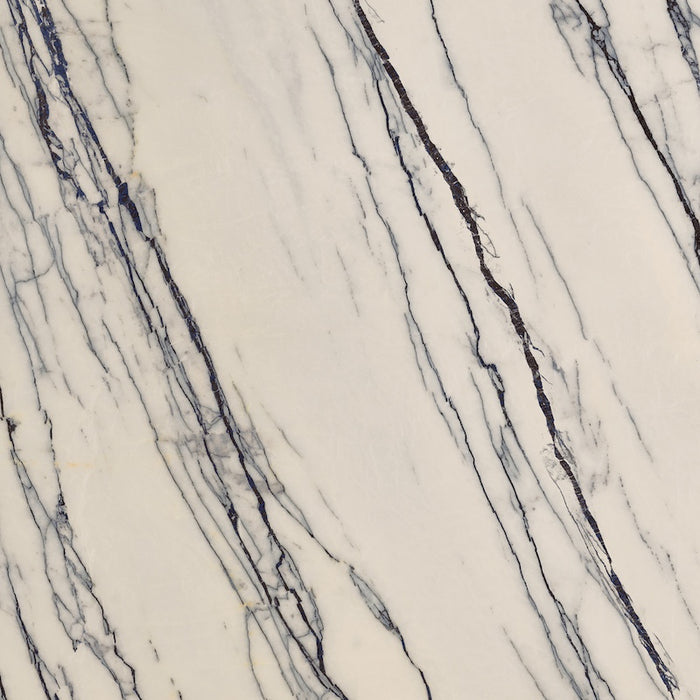 Piastrella per pavimenti e rivestimenti dal design sofisticato ed elegante in gres porcellanato effetto marmo lux, ideale per ambienti moderni e raffinati. Collezione La Marmoteca di Gardenia Orchidea, formato 120x120 cm, colore Pearl Deluxe