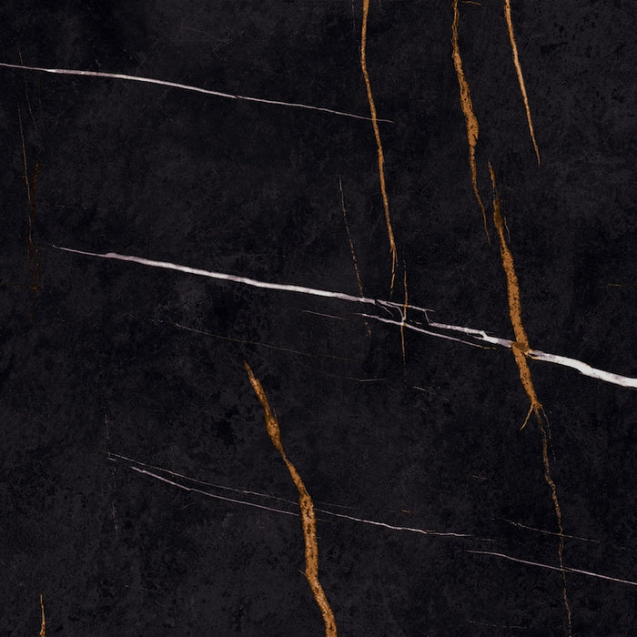 Piastrella per pavimenti e rivestimenti dal design sofisticato ed elegante in gres porcellanato effetto marmo lucido, ideale per ambienti moderni e raffinati. Collezione La Marmoteca di Gardenia Orchidea, formato 120x120 cm, colore Sahara Noir
