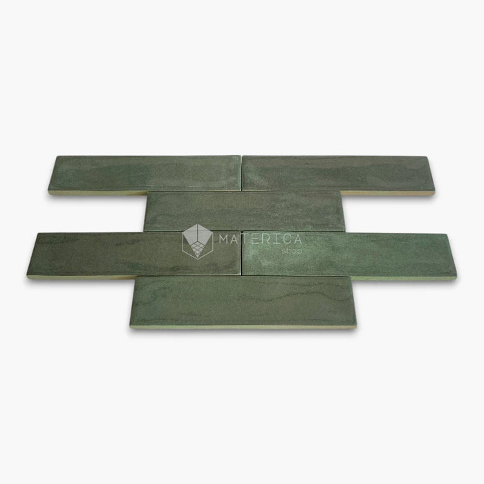 Rivestimento in gres porcellanato effetto mattoncino lucido 5x20 cm, collezione Marrakech Green di Ceramica Rondine. Piastrelle verdi con posa a correre sfalsata per pareti di bagno e cucina.