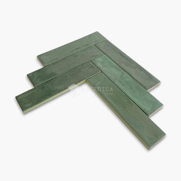 Rivestimento in gres porcellanato effetto mattoncino lucido 5x20 cm, collezione Marrakech Green di Ceramica Rondine. Piastrelle verdi con posa a spina di pesce per pareti di bagno e cucina.