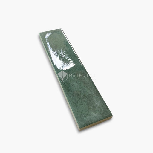 Foto piastrella da rivestimento in gres porcellanato effetto mattoncino lucido 5x20 cm, collezione Marrakech Green di Ceramica Rondine. Piastrelle verdi per pareti di bagno e cucina.