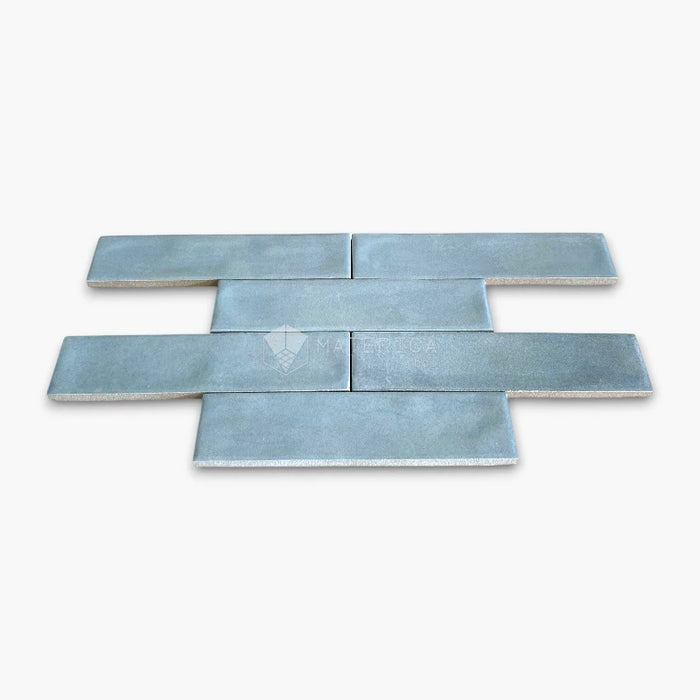 Rivestimento in gres porcellanato effetto mattoncino lucido 5x20 cm, collezione Marrakech Light Blue di Ceramica Rondine. Piastrelle azzurre con posa a correre sfalsata per pareti di bagno e cucina.