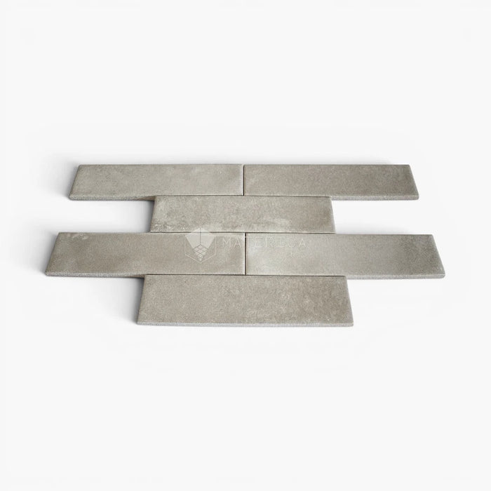 Rivestimento in gres porcellanato effetto mattoncino lucido 5x20 cm, collezione Marrakech Light Grey di Ceramica Rondine. Piastrelle grigie con posa a correre sfalsata per pareti di bagno e cucina.