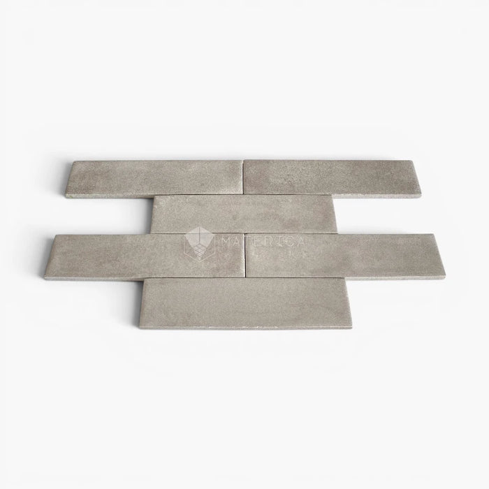 Rivestimento in gres porcellanato effetto mattoncino Opaco 5x20 cm, collezione Marrakech Light Grey di Ceramica Rondine. Piastrelle grigie con posa a correre sfalsata per pareti di bagno e cucina.