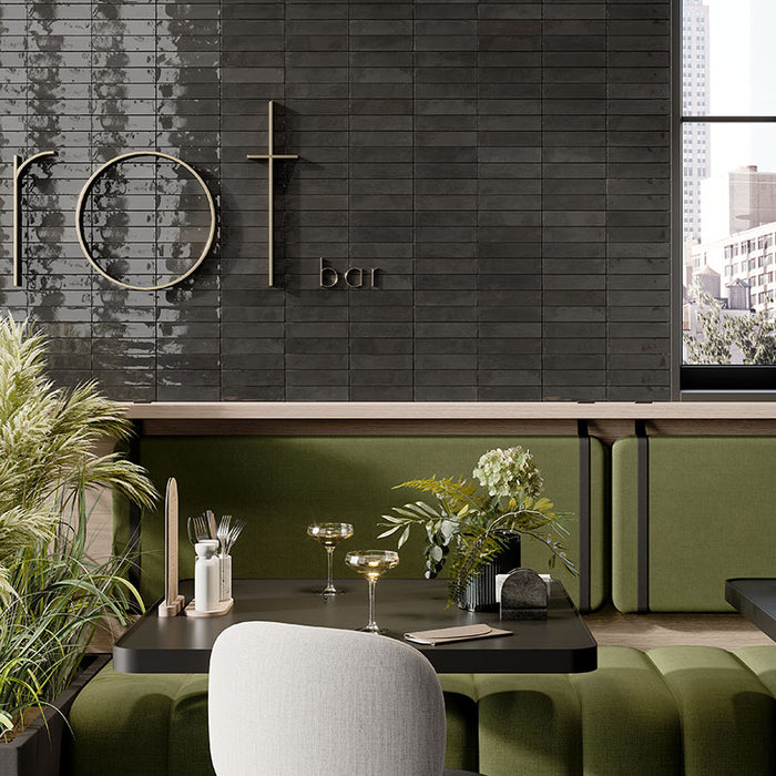 Bar con rivestimento in gres porcellanato effetto mattoncino lucido 4.8x20 cm della collezione Marrakech, colore Black di Ceramica Rondine