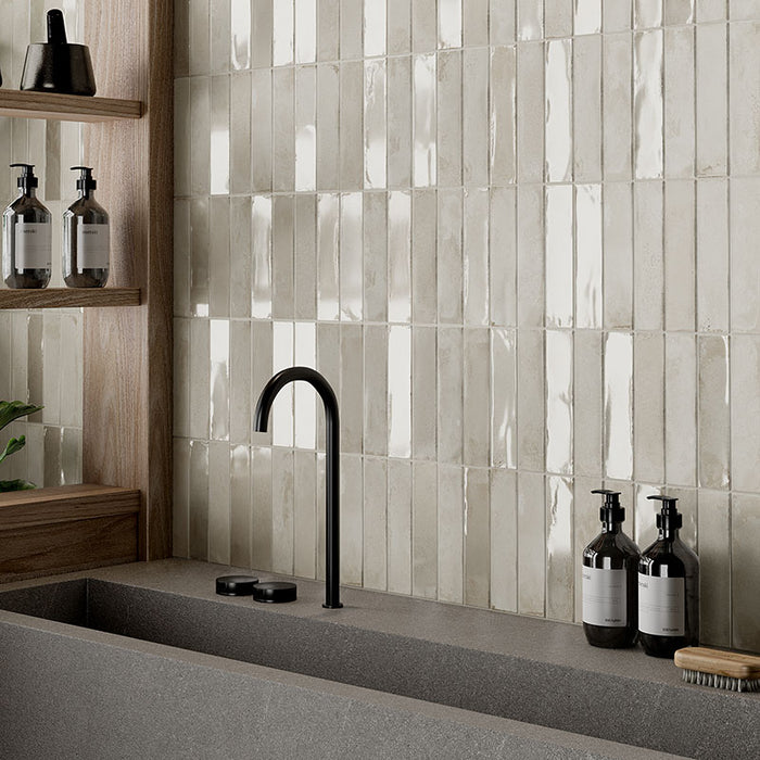 Bagno moderno con rivestimento in gres porcellanato effetto mattoncino lucido 4.8x20 cm della collezione Marrakech, colore Ivory di Ceramica Rondine