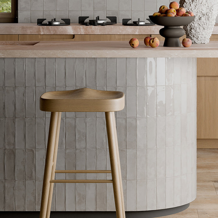 Dettaglio cucina con rivestimento in gres porcellanato effetto mattoncino lucido 4.8x20 cm della collezione Marrakech, colore Light Grey di Ceramica Rondine