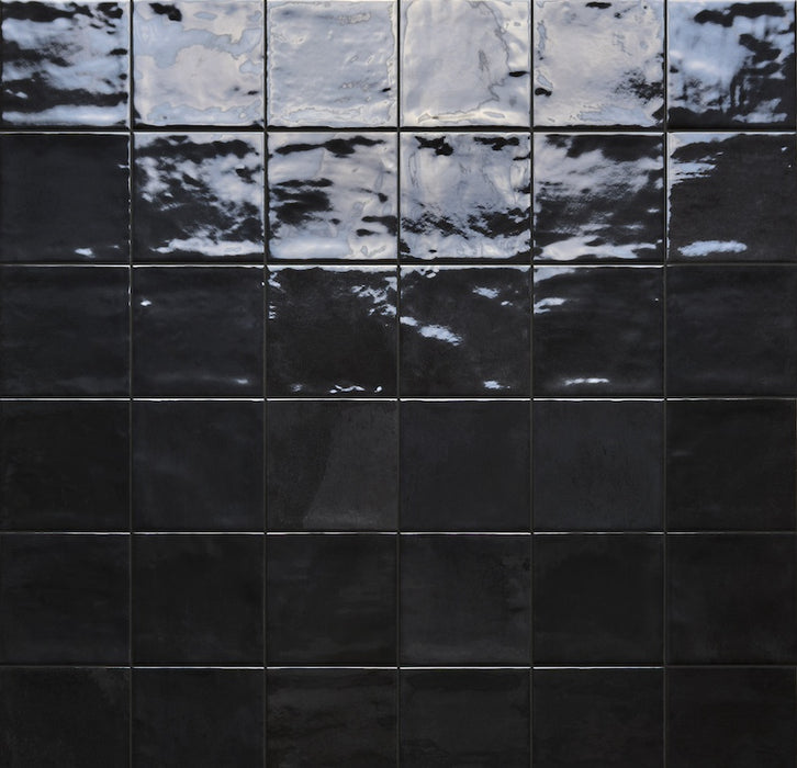 Dettaglio posato piastrella per rivestimento in gres porcellanato effetto mattoncino lucido 10x10 cm della collezione Marrakech, colore Black di Ceramica Rondine