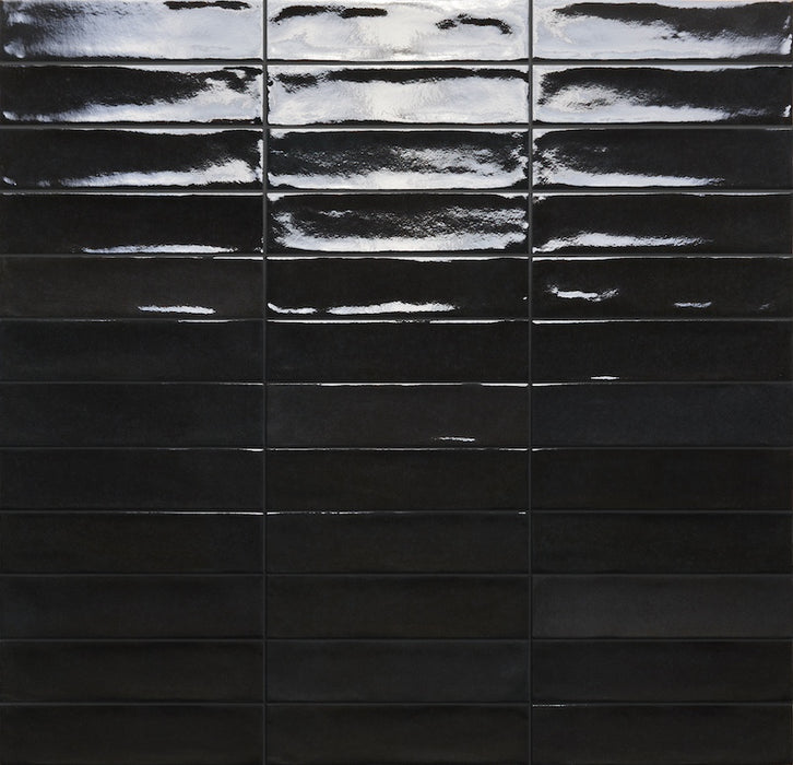 Dettaglio posato piastrella per rivestimento in gres porcellanato effetto mattoncino lucido 4.8x20 cm della collezione Marrakech, colore Black di Ceramica Rondine