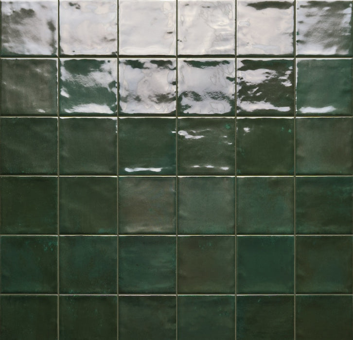 Dettaglio piastrella per rivestimento in gres porcellanato effetto mattoncino lucido 10x10 cm della collezione Marrakech, colore Green di Ceramica Rondine