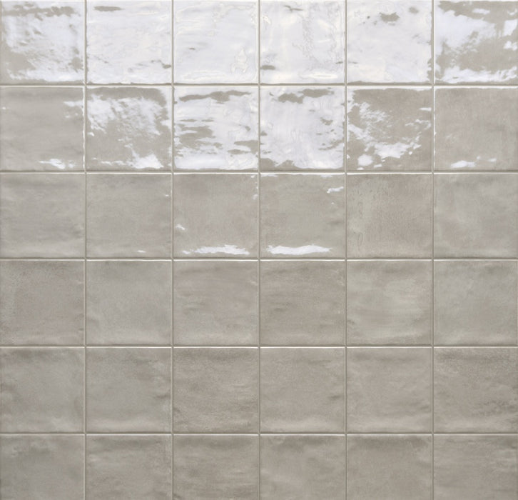 Dettaglio piastrella per rivestimento in gres porcellanato effetto mattoncino lucido 10x10 cm della collezione Marrakech, colore Light Grey di Ceramica Rondine