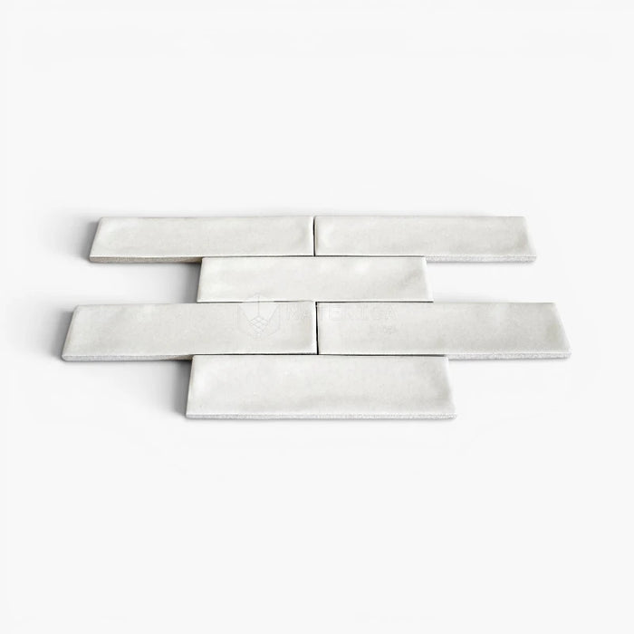 Rivestimento in gres porcellanato effetto mattoncino opaco 5x20 cm, collezione Marrakech Total White di Ceramica Rondine. Piastrelle bianche con posa a correre sfalsata per pareti di bagno e cucina.