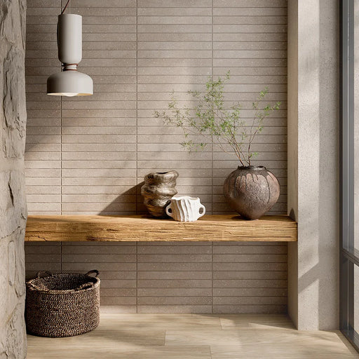 Dettaglio bagno con mensola in legno rustico e rivestimento in gres porcellanato effetto mattoncino e graniglia della collezione Mixture di Ceramica Rondine, formato 4.8x45 cm, colore Beige