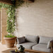 Gazebo con divano e tavolino, rivestimento esterno in gres porcellanato effetto mattoncino e graniglia della collezione Mixture di Ceramica Rondine, formato 4.8x45 cm, colore Ivory