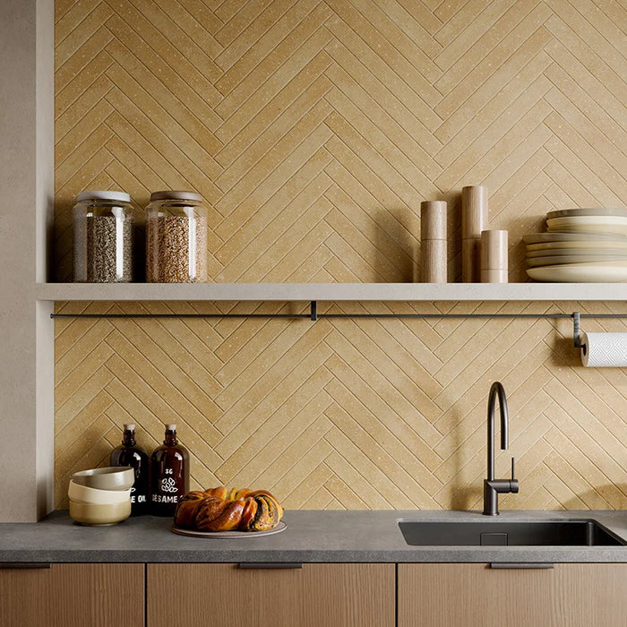 Cucina moderna con rivestimento in gres porcellanato effetto mattoncino e graniglia della collezione Mixture di Ceramica Rondine, formato 4.8x45 cm, colore Ochre