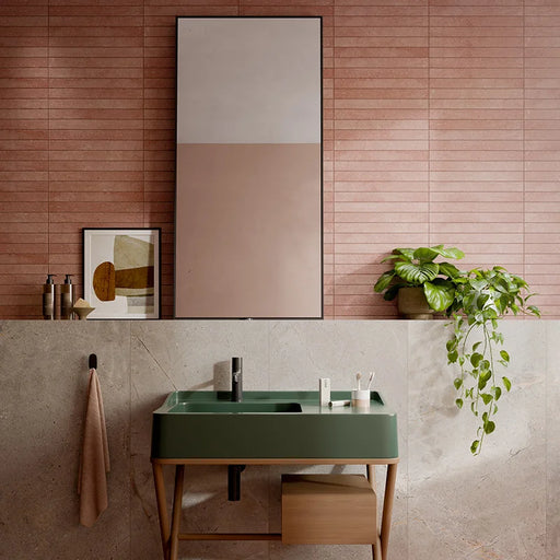 Dettaglio bagno con mobile verde e rivestimento in gres porcellanato effetto mattoncino e graniglia della collezione Mixture di Ceramica Rondine, formato 4.8x45 cm, colore Red Wood