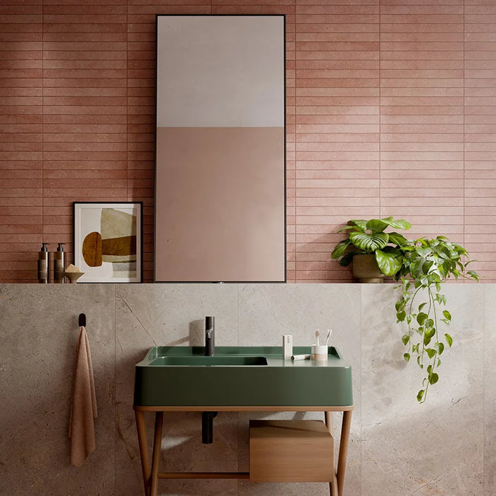 Dettaglio bagno con mobile verde e rivestimento in gres porcellanato effetto mattoncino e graniglia della collezione Mixture di Ceramica Rondine, formato 4.8x45 cm, colore Red Wood