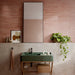 Dettaglio bagno con mobile verde e rivestimento in gres porcellanato effetto mattoncino e graniglia della collezione Mixture di Ceramica Rondine, formato 4.8x45 cm, colore Red Wood