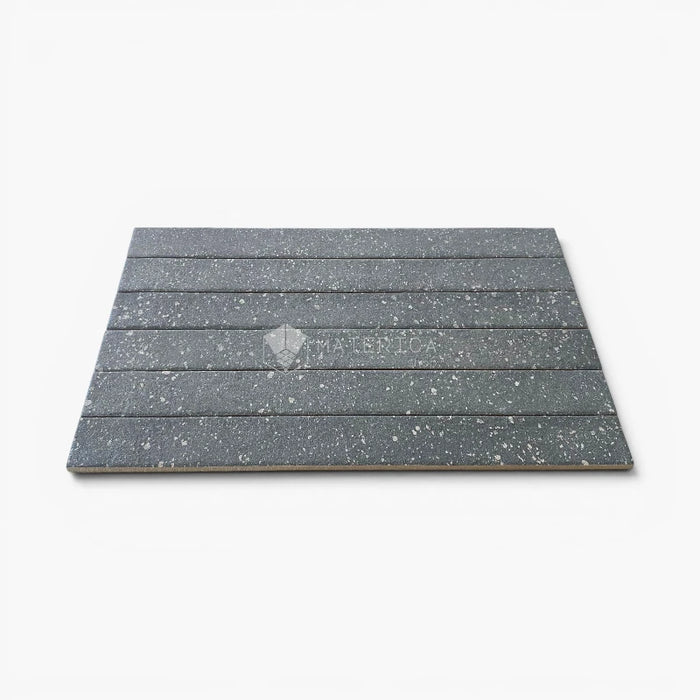 Foto piastrelle per pavimento e rivestimento interno in gres porcellanato effetto mattoncino e graniglia della collezione Mixture di Ceramica Rondine, formato 4.8x45 cm, colore Anthracite