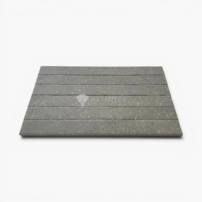 Foto piastrelle per pavimento e rivestimento interno in gres porcellanato effetto mattoncino e graniglia della collezione Mixture di Ceramica Rondine, formato 4.8x45 cm, colore Light Grey