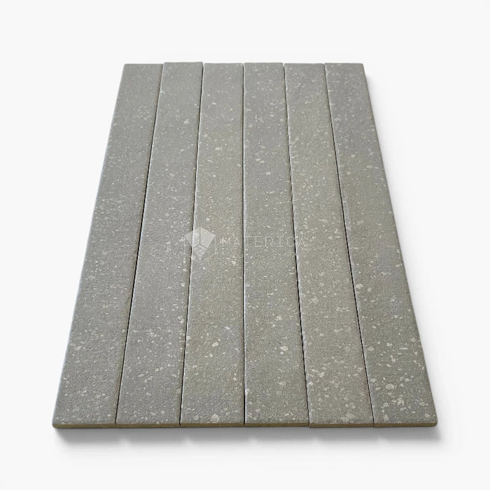 Foto piastrelle per pavimento e rivestimento interno in gres porcellanato effetto mattoncino e graniglia della collezione Mixture di Ceramica Rondine, formato 4.8x45 cm, colore Light Grey