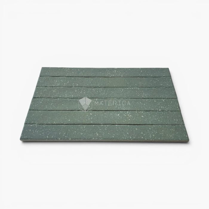 Foto piastrelle per pavimento e rivestimento interno in gres porcellanato effetto mattoncino e graniglia della collezione Mixture di Ceramica Rondine, formato 4.8x45 cm, colore Natural Green