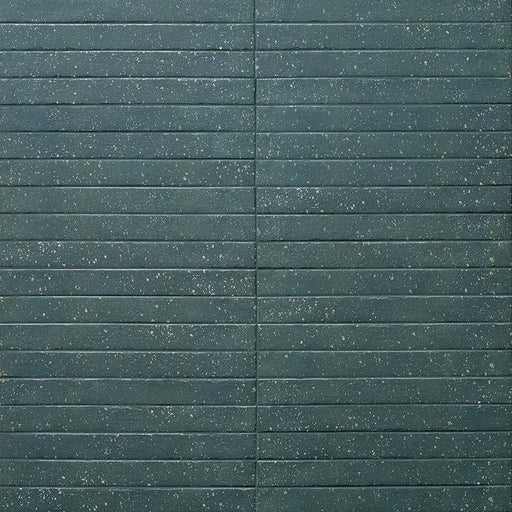 Posato a correre della piastrella per pavimento e rivestimento interno in gres porcellanato effetto mattoncino e graniglia della collezione Mixture di Ceramica Rondine, formato 4.8x45 cm, colore Ocean