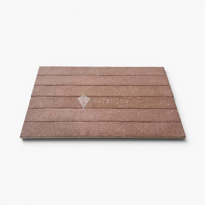 Foto piastrelle per pavimento e rivestimento interno in gres porcellanato effetto mattoncino e graniglia della collezione Mixture di Ceramica Rondine, formato 4.8x45 cm, colore Red Wood