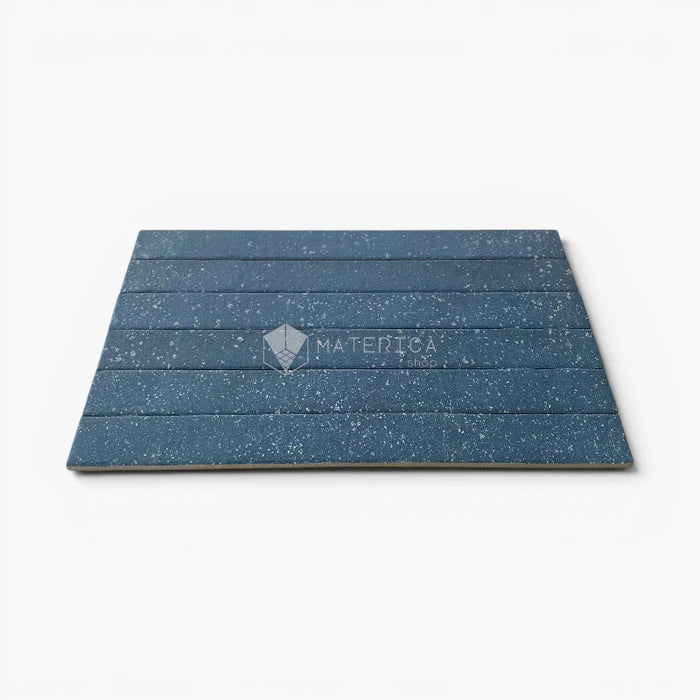 Foto piastrelle per pavimento e rivestimento interno in gres porcellanato effetto mattoncino e graniglia della collezione Mixture di Ceramica Rondine, formato 4.8x45 cm, colore Royal Blue