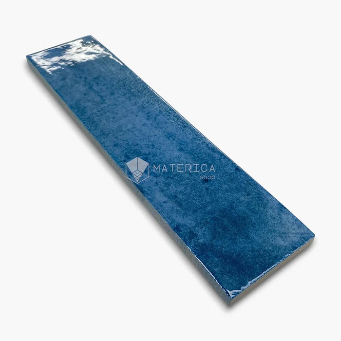 Foto piastrella singola da rivestimento in gres porcellanato effetto mattoncino lucido 6x25 cm, collezione Mojave Blu di Ceramica Rondine. Piastrelle da rivestimento colore blu, ideale per bagno, cucina e pareti interne