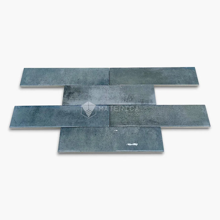 Rivestimento in gres porcellanato effetto mattoncino lucido 6x25 cm, collezione Mojave Denim di Ceramica Rondine. Piastrelle azzurre con posa a correre sfalsata per pareti di bagno e cucina.