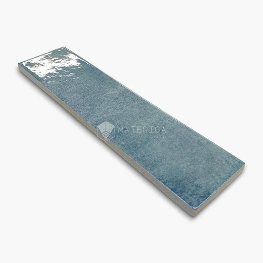 Foto piastrella da rivestimento in gres porcellanato effetto mattoncino lucido 6x25 cm, collezione Mojave Denim di Ceramica Rondine. Piastrella azzurra  per pareti di bagno e cucina.