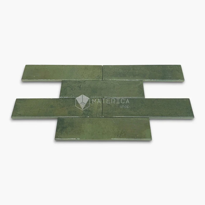 Rivestimento in gres porcellanato effetto mattoncino lucido 6x25 cm, collezione Mojave Green di Ceramica Rondine. Piastrelle verdi con posa a correre sfalsata per pareti di bagno e cucina.