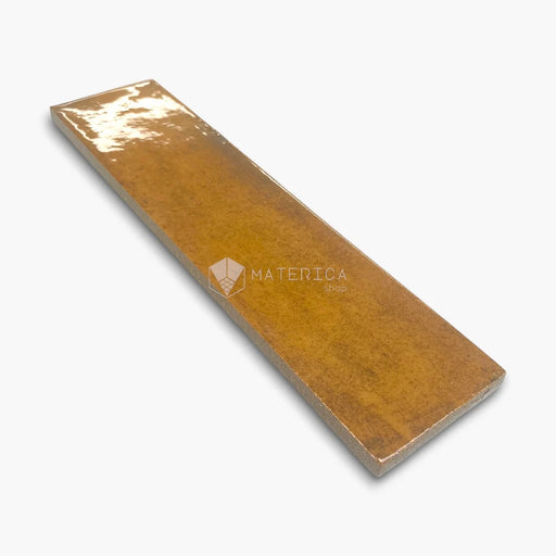 Piastrella da rivestimento in gres porcellanato effetto mattoncino lucido 6x25 cm, collezione Mojave Ocra di Ceramica Rondine. Piastrelle arancio per pareti di bagno e cucina.